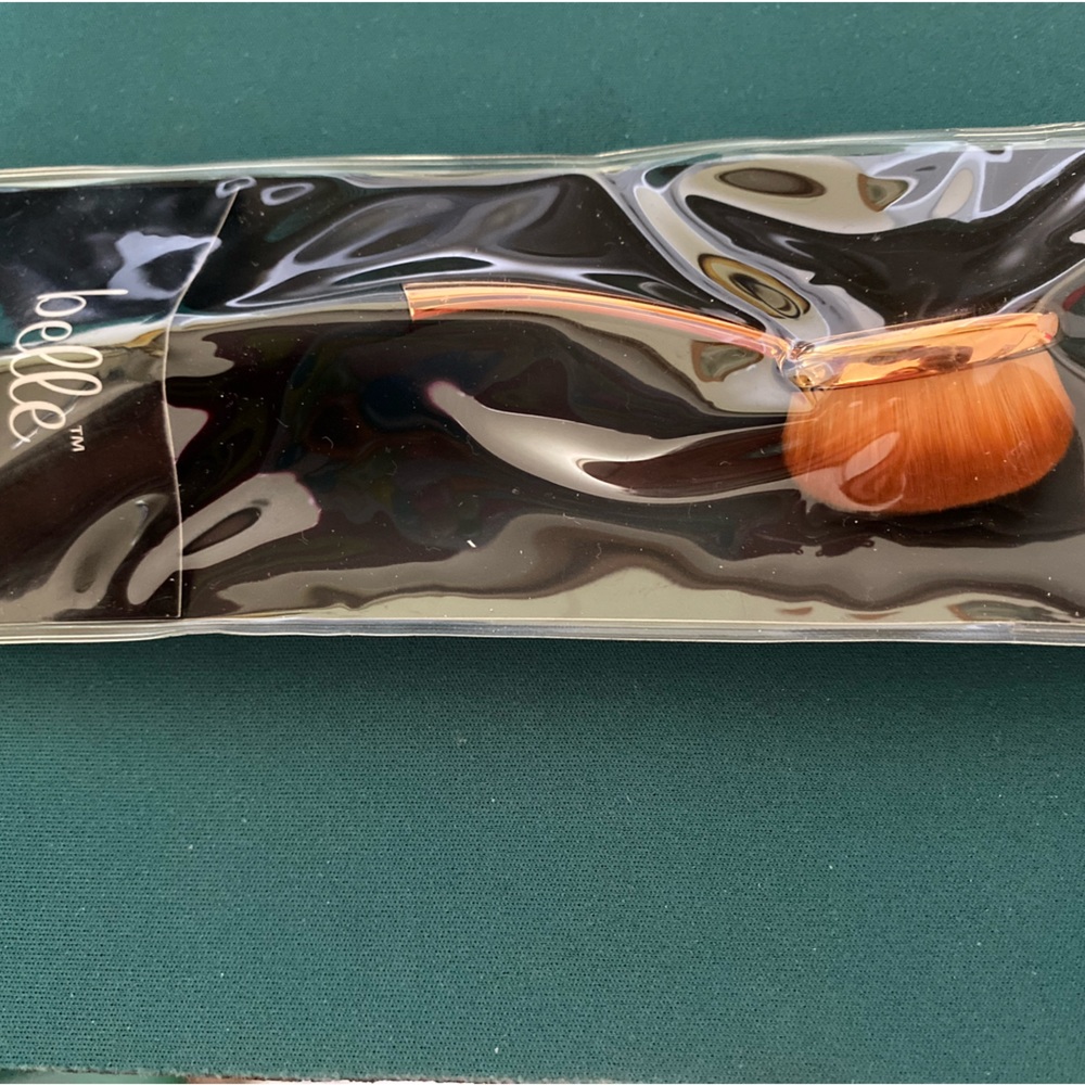 belle makeup brush (medium)